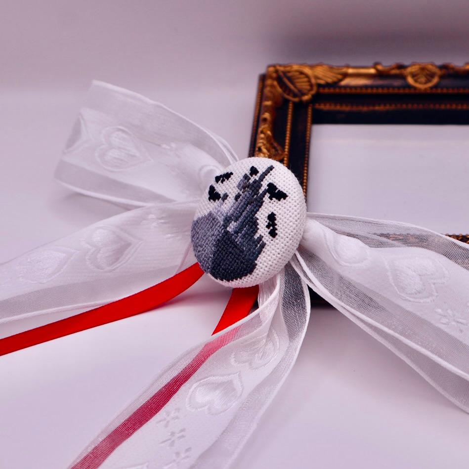 月と城 コウモリ くるみボタンのヘアリボン クロスステッチ刺繍1枚目の画像